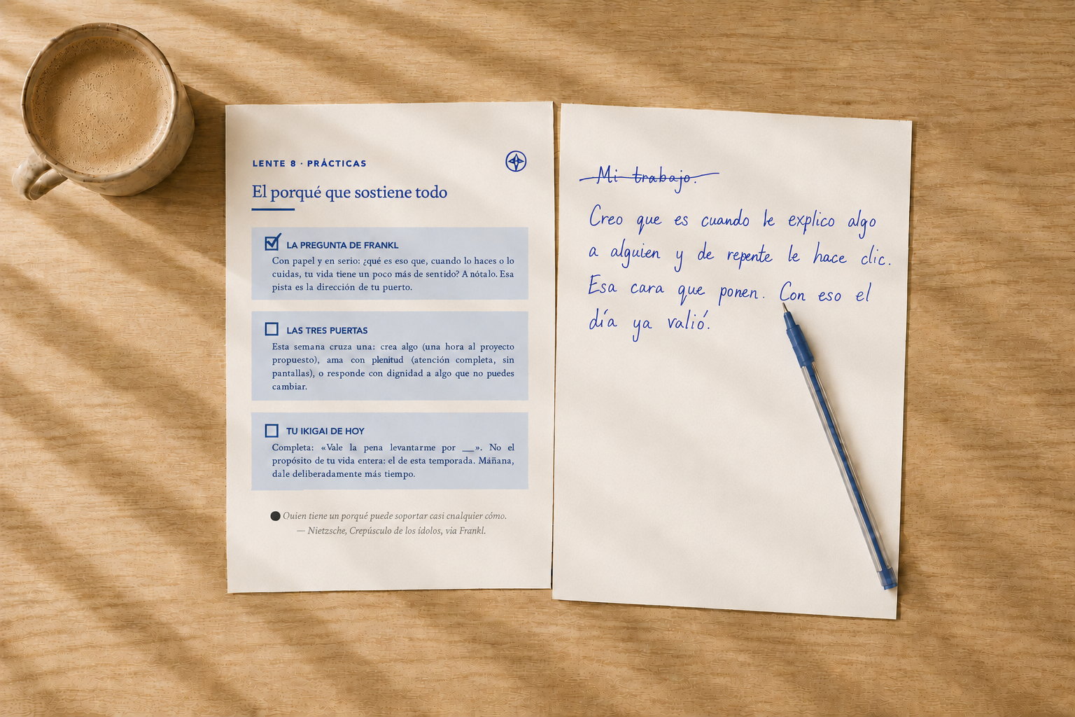 Dos hojas del cuaderno sobre un escritorio: la práctica impresa de la lente 8 y la misma pregunta respondida a mano en bolígrafo azul.