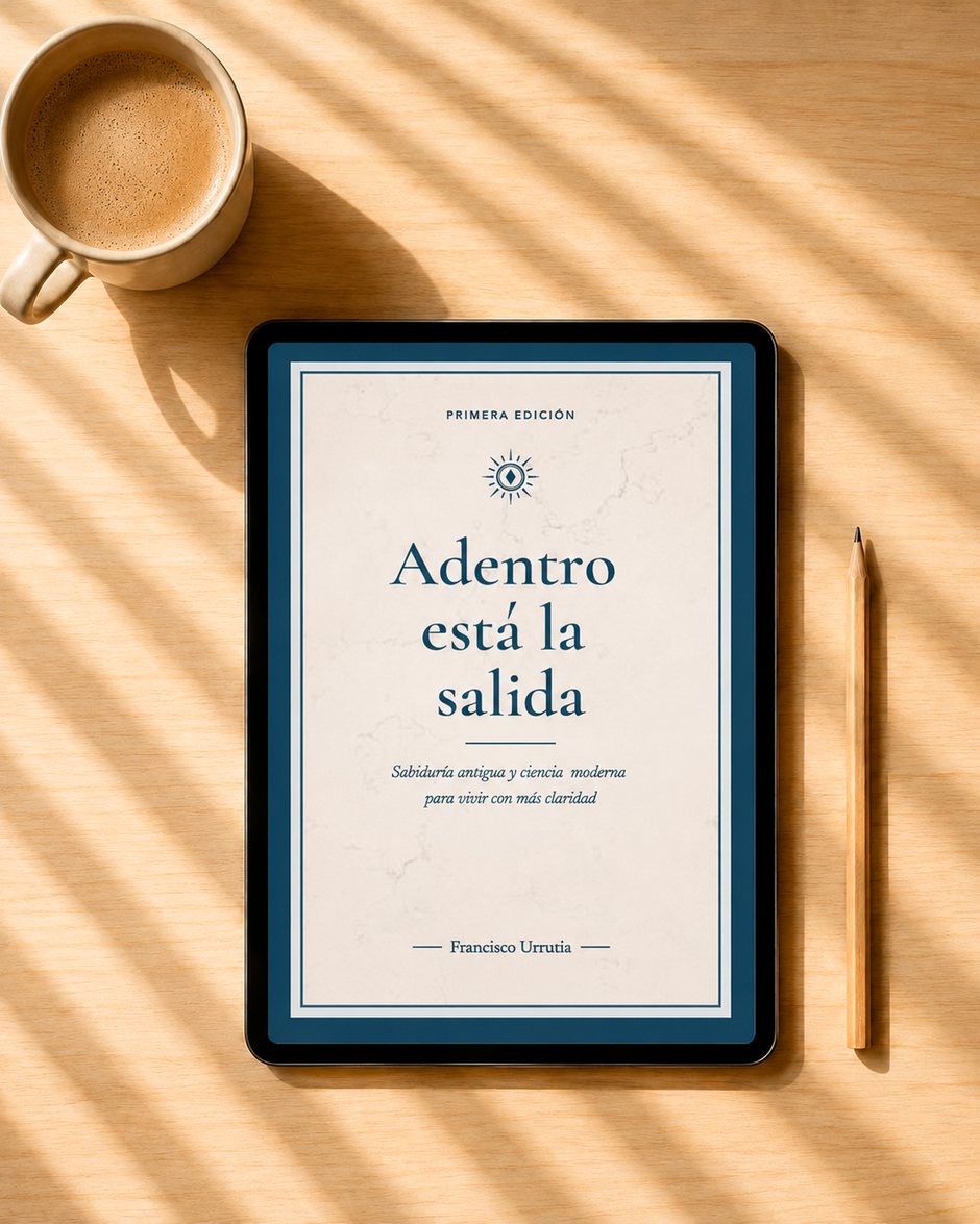 El libro «Adentro está la salida», de Francisco Urrutia, en la portada sobre una tablet.